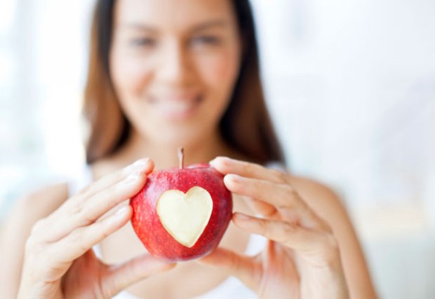 Centennial Hills Hospital Heart Health Event Woman holding apple